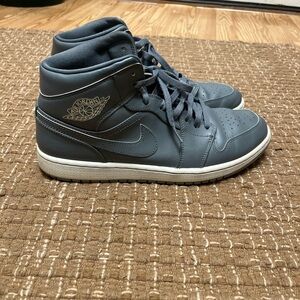 Men's Nike Air Jordan 1 Retro Basketball Shoe Mens Size  Wolf Grey